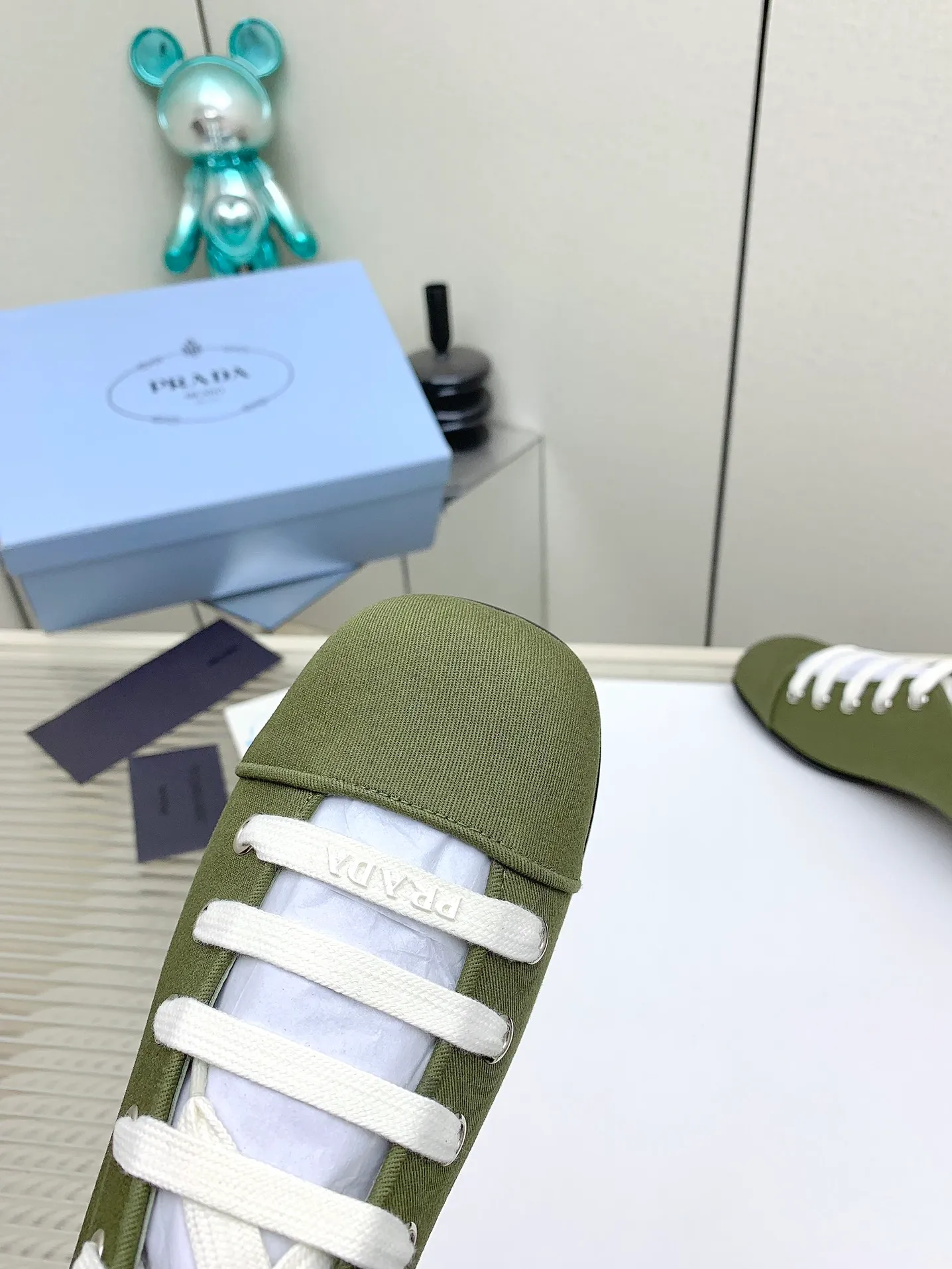 👟👟Ex-factory price 620👟👟 (Higher version) Prada 25/Spring and Summer Catwalk New lace-up hollow shoelace Mary Jane thick heel shoes This year’s lace-up element is super popular and really fashionable. I am obsessed with the appearance and comfort! The salty or sweet doll head design is full of girlishness. It is retro and playful yet elegant. The key is that it is easy to wear. ✔️Upper: original customized fabric ✔️Inner: sheepskin ✔️Outsole: genuine leather outsole imported from Italy ✔️Size: #35-41 (40.41 custom-made, non-refundable)